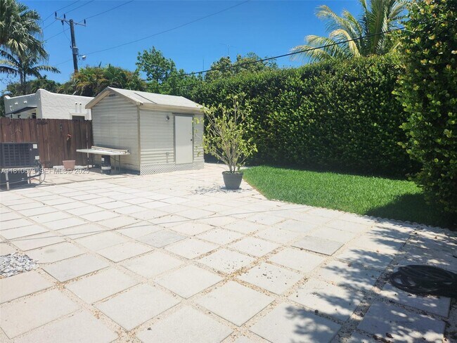 Building Photo - 241 Palmetto Dr