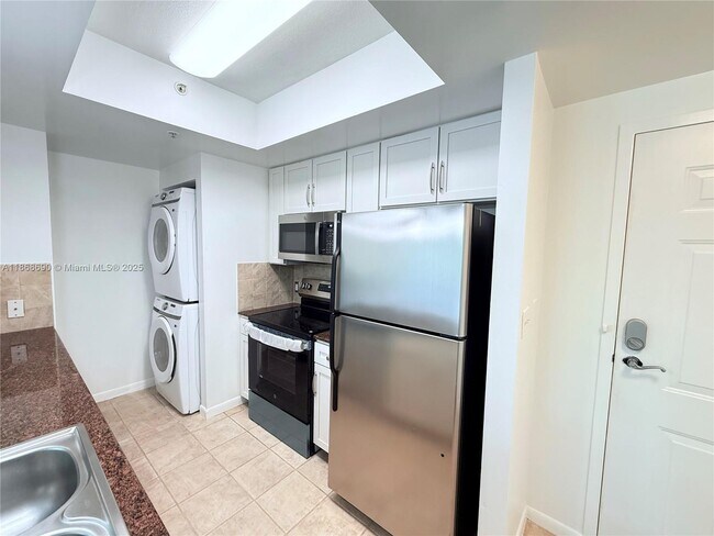 Building Photo - 2000 N Bayshore Dr
