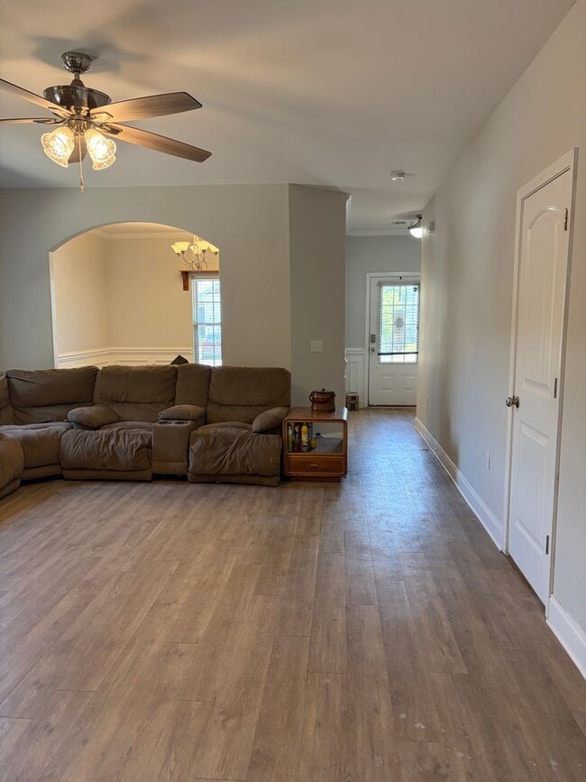 Building Photo - AVAILABLE NOW! (Pet Friendly)