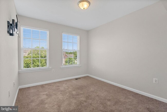 Building Photo - 1706 Fernwood Dr