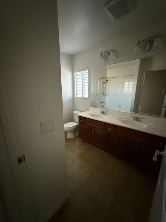 Building Photo - AVAILABLE NOW! Outstanding 3 Story Home!