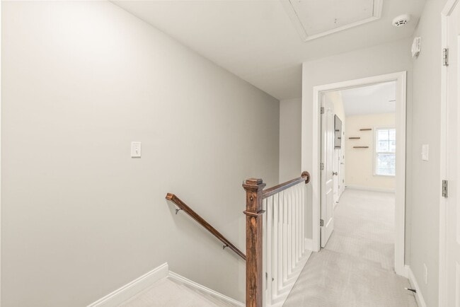 Building Photo - (Coming Soon) Newly Renovated Townhome Oas...