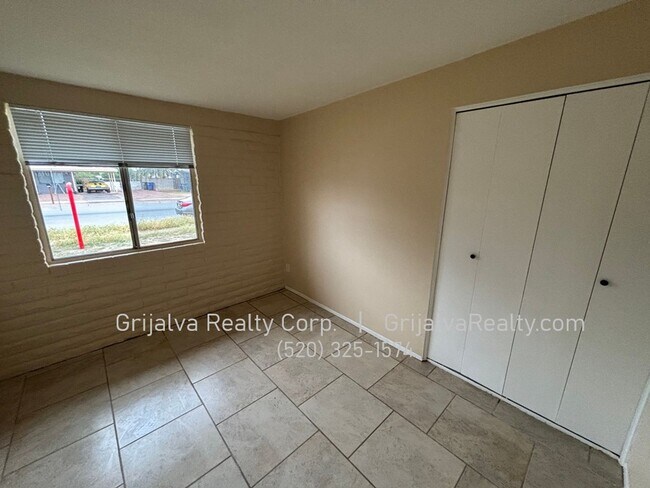 Building Photo - Spacious 4 Bedroom House for Rent  (Irvington/Kolb)
