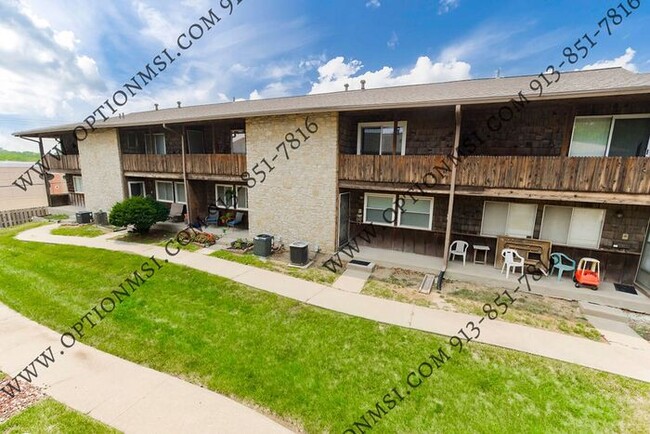 Building Photo - Spacious Townhome!