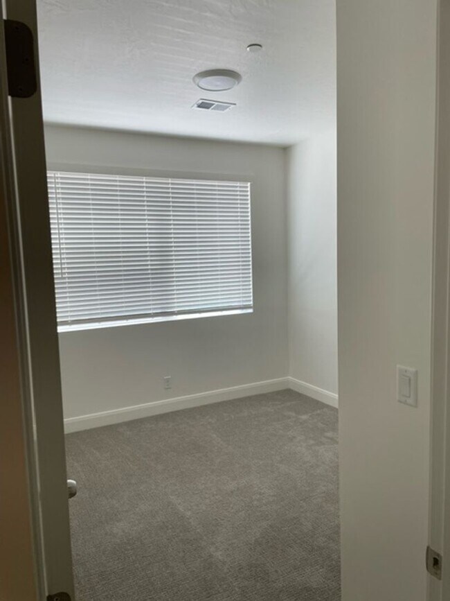 Building Photo - 3 Bedroom Condo in Desert Color with Flexible 6-12 Month Lease