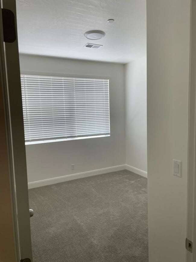 Building Photo - Resort-Style Living | 3 Bedroom Home with Access to Lagoon & Clubhouse