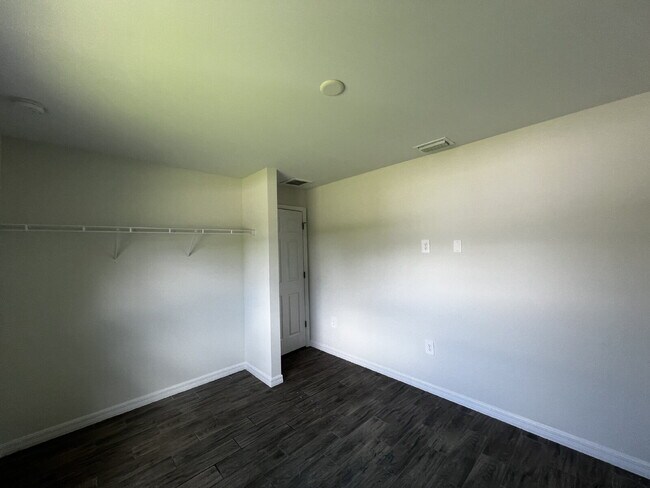 Building Photo - Haunt Your Dream Home: 3BR Duplex With Chi...