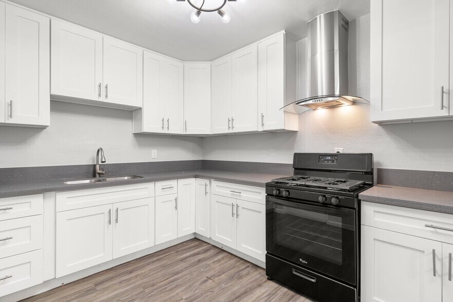 Building Photo - 1900 E 7th St