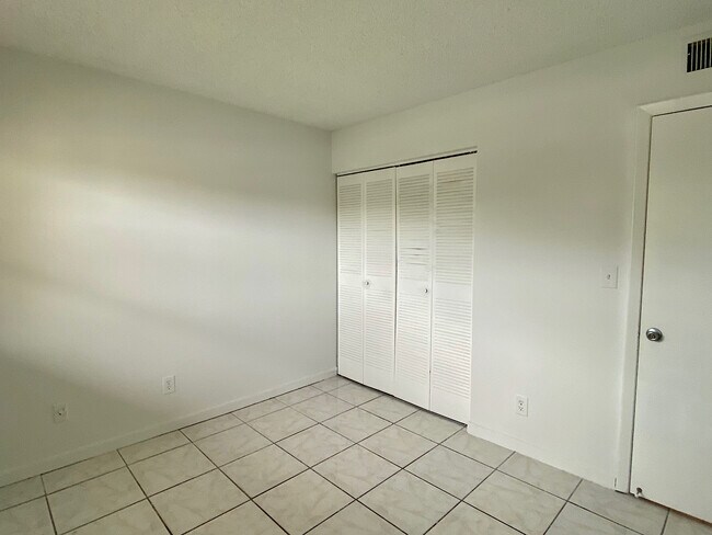 Building Photo - 3399 Foxcroft Rd