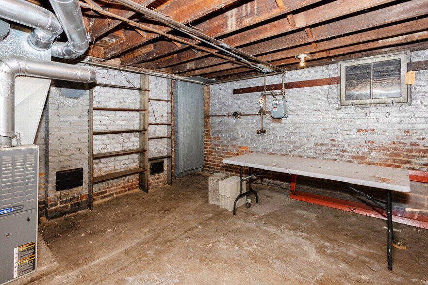 Building Photo - 2656 Hampshire Road