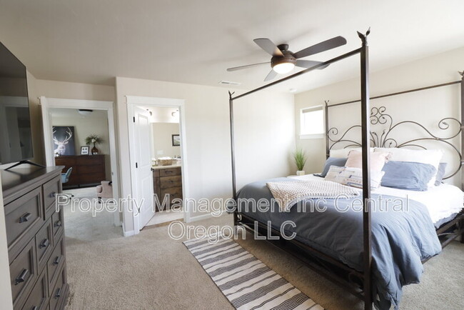 Building Photo - 2860 Yew Park Ln