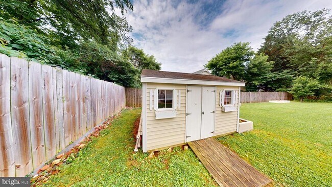 Building Photo - 2116 Linden Ln