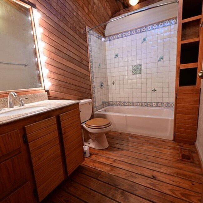 Building Photo - (4) Bed/(2) Bath SE Norman! Country Living!
