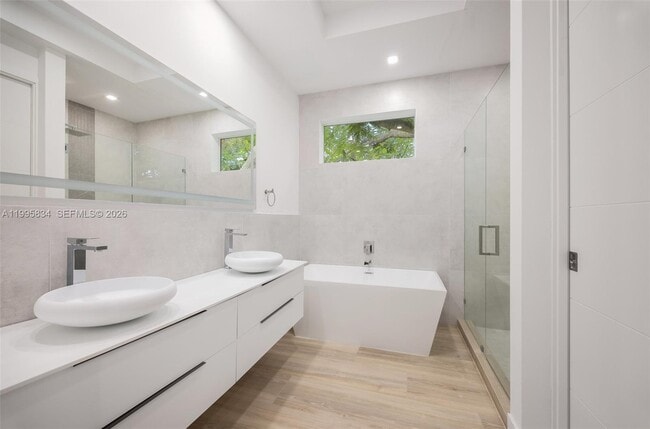 Building Photo - 3164 Plaza St