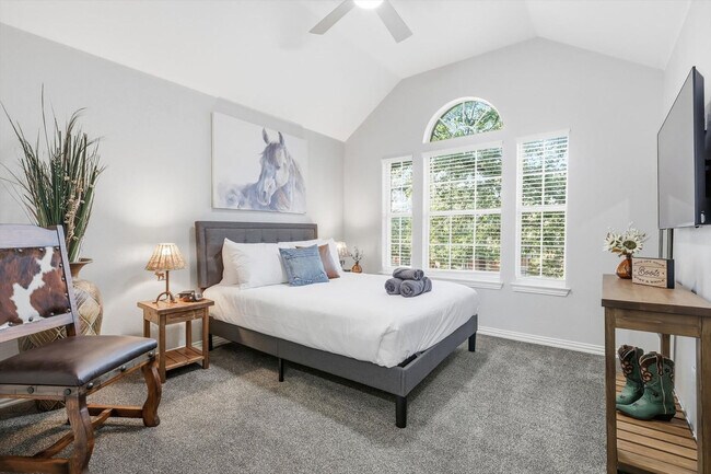 Building Photo - 2008 Vista Dr