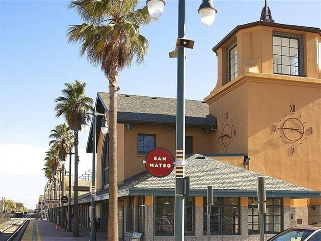 Building Photo - Lovely top floor condo unit; 2 bed/ 2 bath