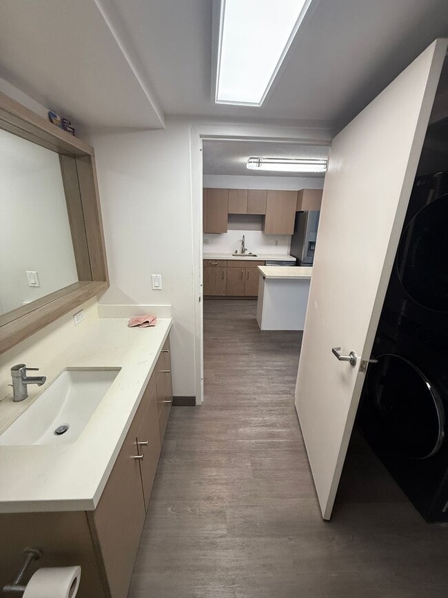 Building Photo - Modern 2 Bed / 2 Bath Condo with Top Ameni...