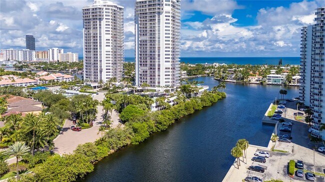 Building Photo - 3701 N Country Club Dr