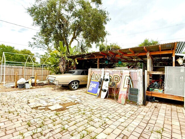 Building Photo - Bright & cozy 2bedroom 1bath home with out...