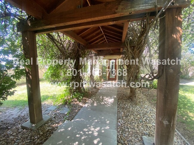 Building Photo - Check out This Stunning 3 Bedroom 2.5 Bath...