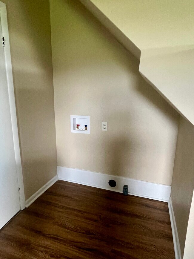 Building Photo - 227 Maple St