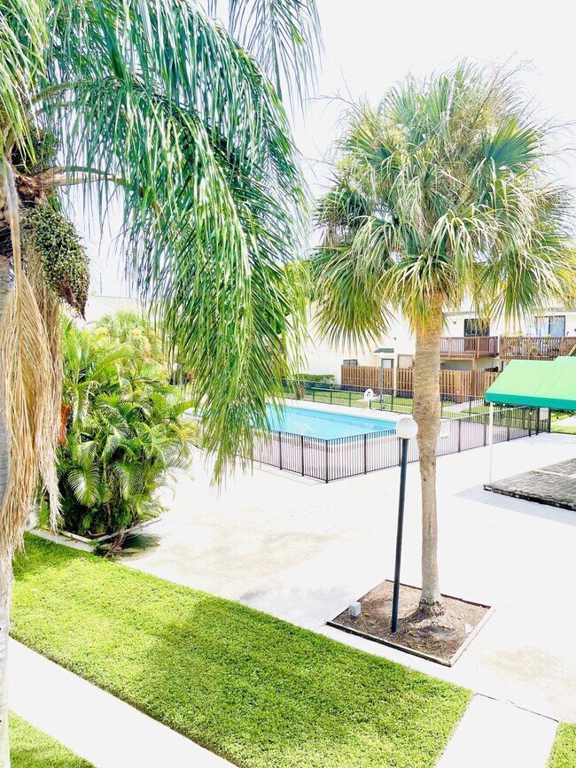 Building Photo - 635 Executive Center Dr