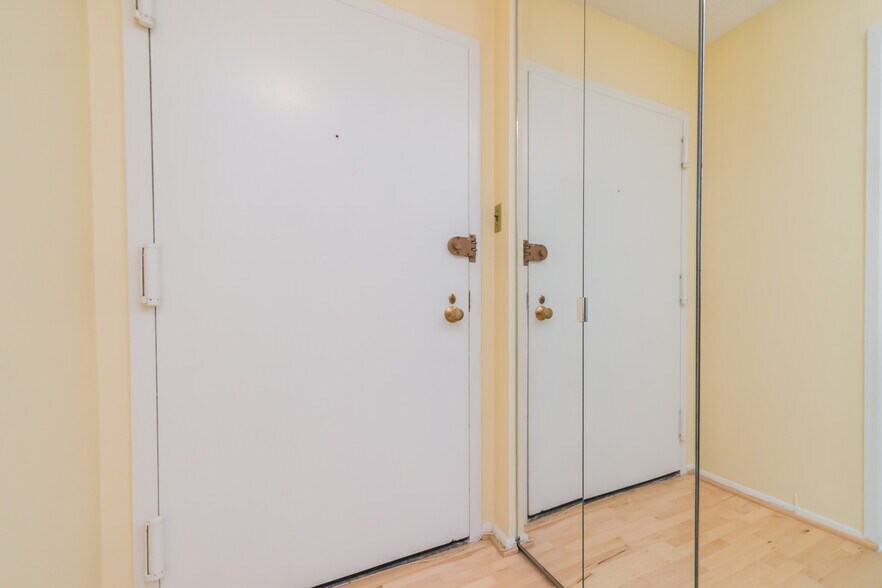 Entrance hall with mirrors - 1325 18th St NW