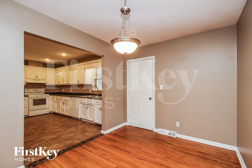 Building Photo - 704 Melrose St