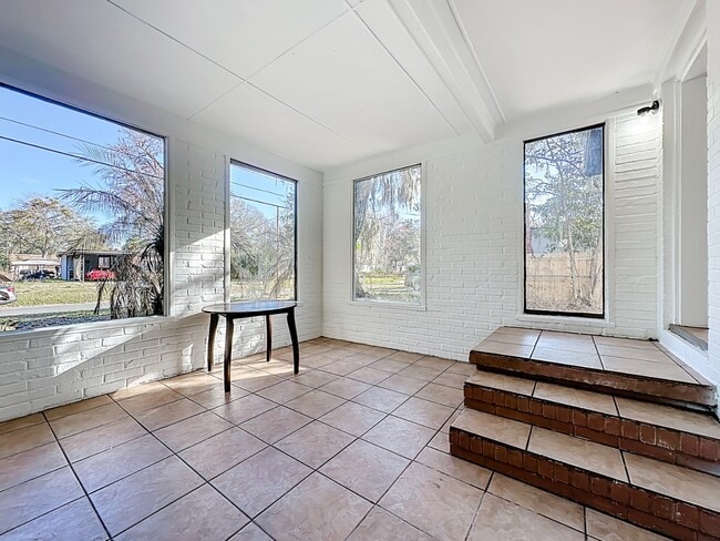 Building Photo - 5330 Quan Dr