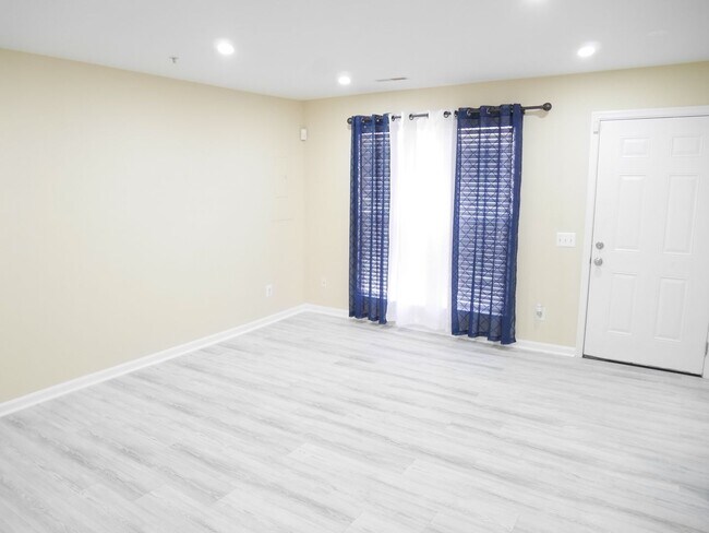 Building Photo - Spacious Townhome- Glen Burnie, MD *PET FR...