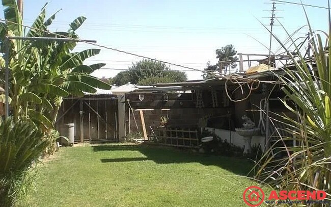 Building Photo - Spacious 4BD/1.5BA Home in Bakersfield's 93308!