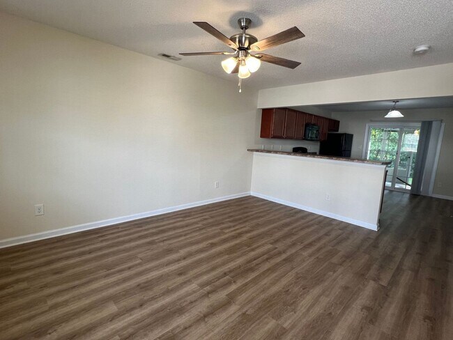 Building Photo - Nice 2 bedroom, 2.5 townhouse
