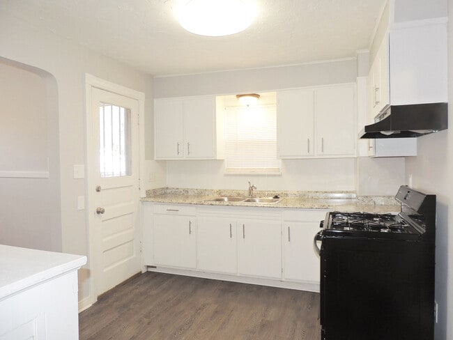 Building Photo - Impressively Renovated 4 Bedroom Cleveland Heights, Ohio Colonial for Rent!