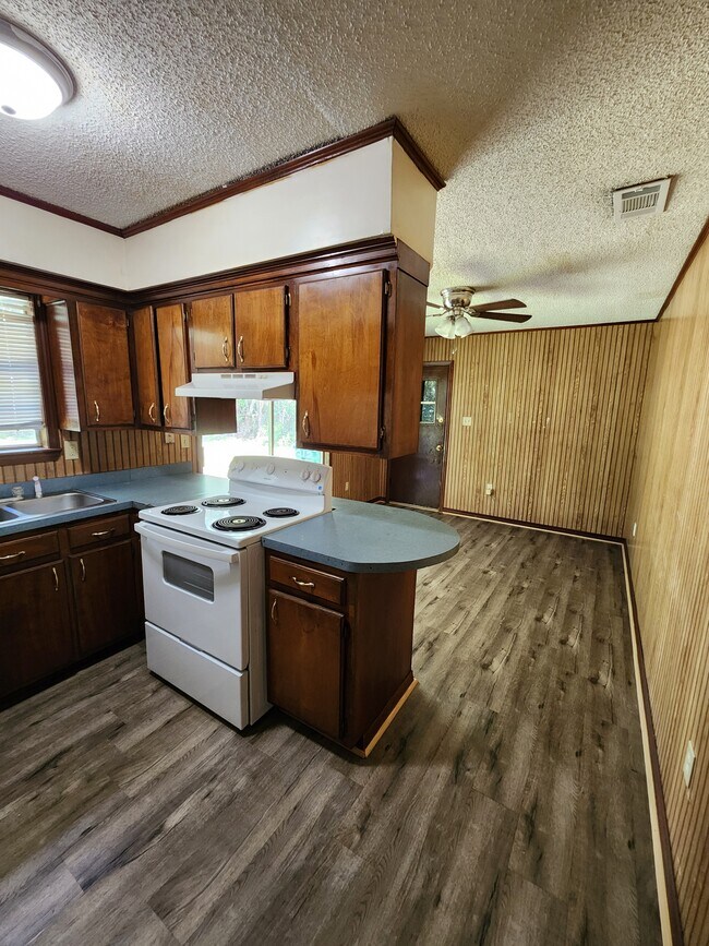 Building Photo - 2131 Woodside Dr