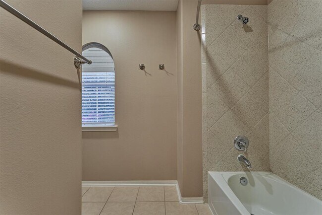 Building Photo - 8406 Oak Villa Ct