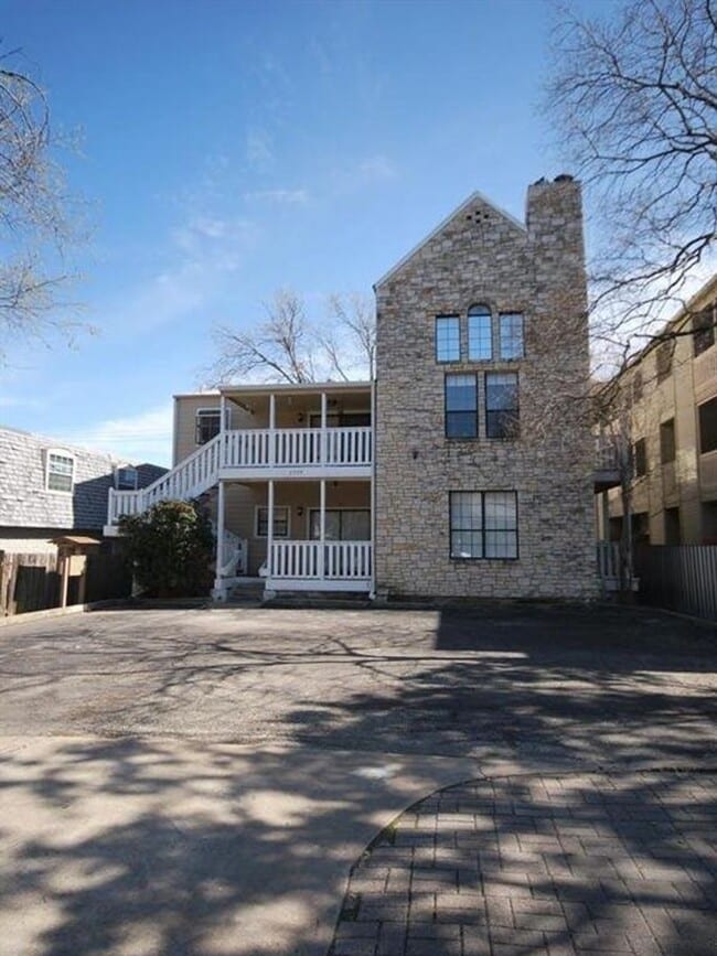 Primary Photo - FABULOUS walkable/bikeable 3BR with parkin...