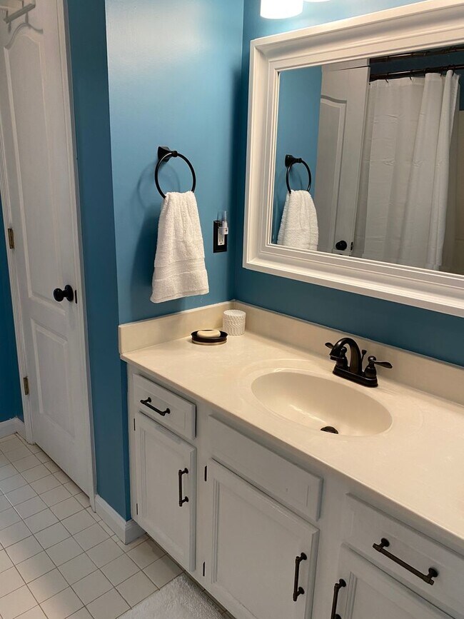 Building Photo - 2 bedroom 1.5 bath Condo