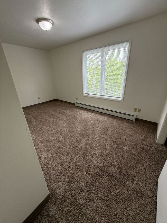 Building Photo - 2 BD, 1 BA Apartment Nestled Back on a Culd-de-Sac