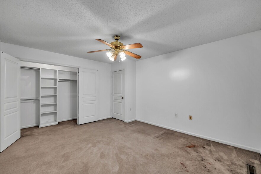Building Photo - 5905 Echingham Dr