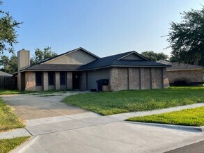 Building Photo - 3 bedroom 2 bathrooms