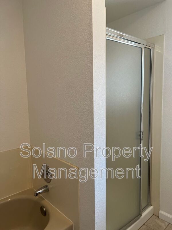 Building Photo - 142 Hillview Dr