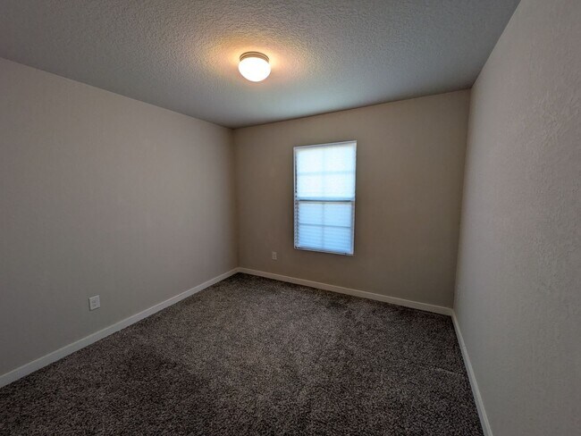 Building Photo - 1 story gem with quick access to Randolph!!