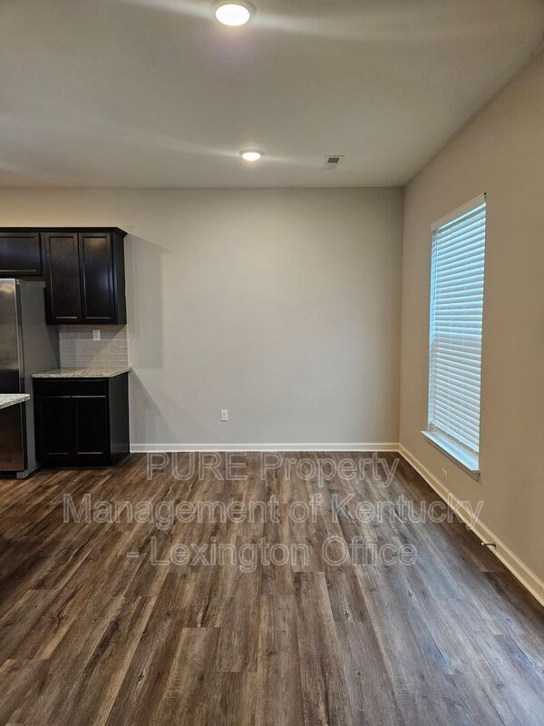 Building Photo - 121 Forester Ct
