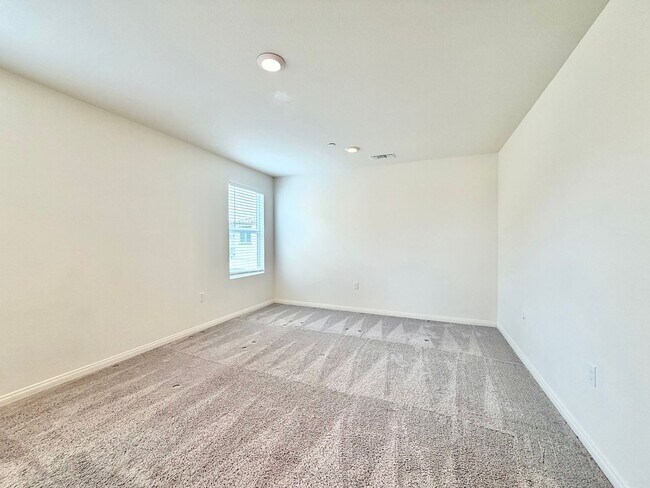 Building Photo - Move-In Ready 3 Bedroom 2.5 Bathroom Home with Loft, SOLAR & Modern Upgrades