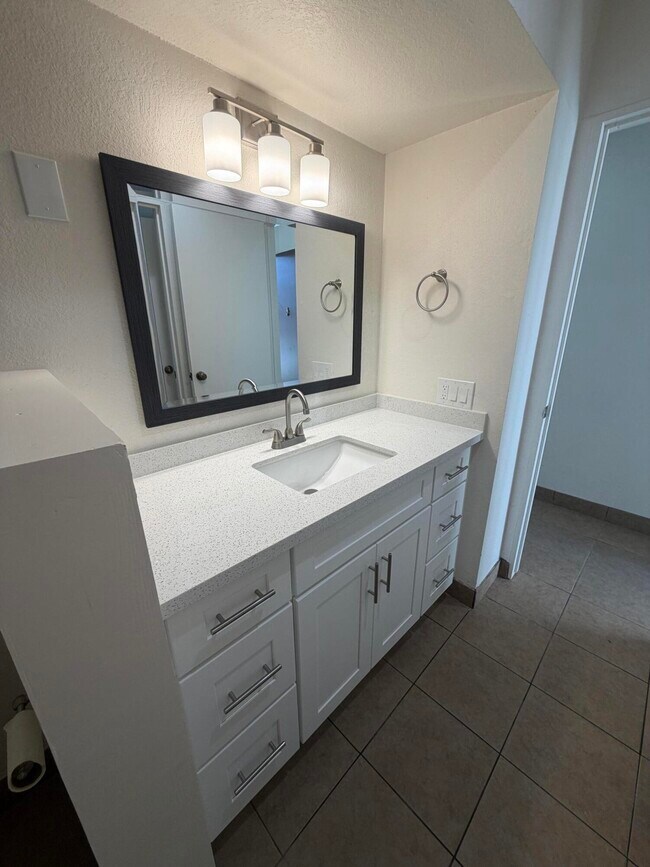Building Photo - 1655 E Palm Canyon Dr