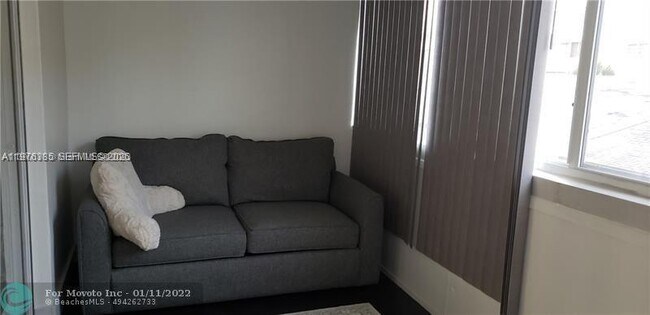 Building Photo - 301 NE 14th Ave