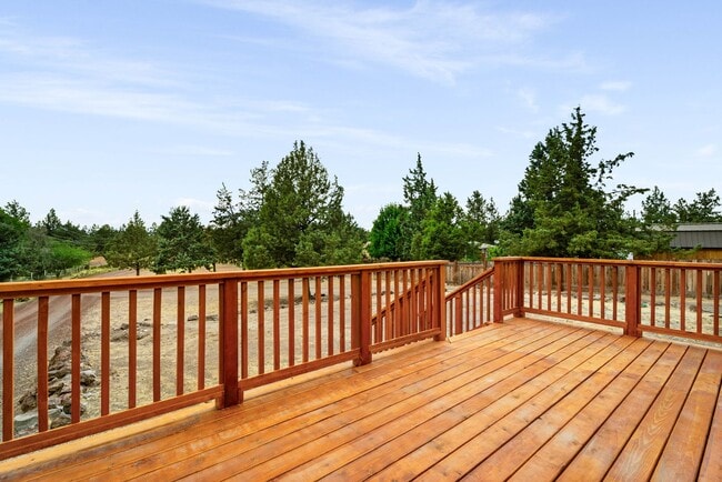 Building Photo - BRAND NEW FULL RENOVATION! Beautiful turn-key home available in Crooked River Ranch!