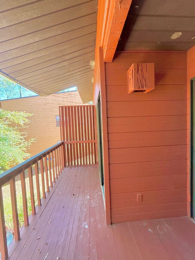 Building Photo - Remodeled!! Close to Shopping, VA Hospital and Hilaman Golf Course!