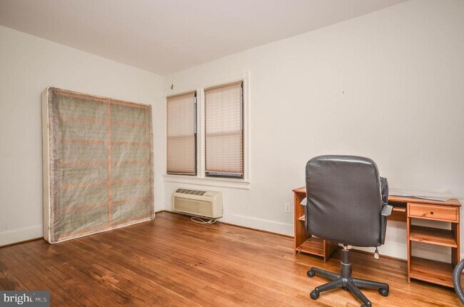 Building Photo - 637 3rd St NE