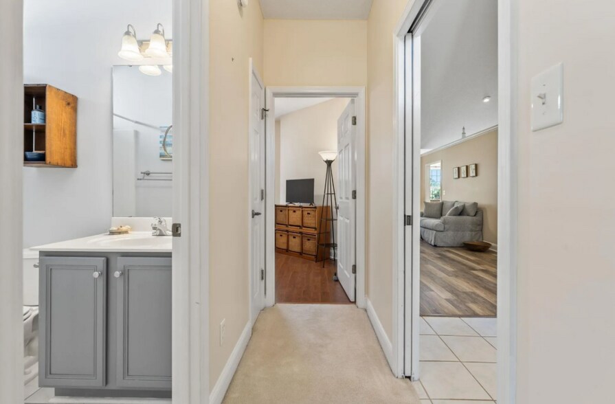 Building Photo - 136 Regency Dr